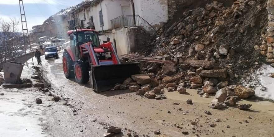 Karaman’da istinat duvarı çöktü