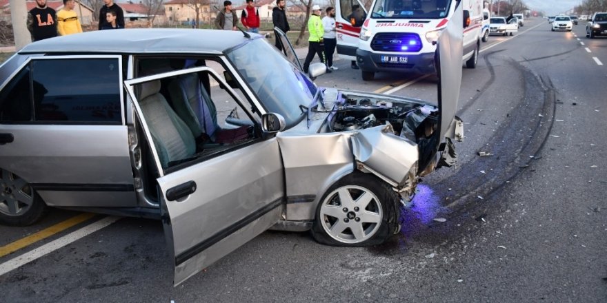 Aksaray’da iki otomobil çarpıştı: 1 yaralı