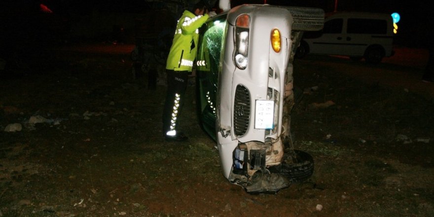 Çukurdan kaçmak isterken otomobili devirdi