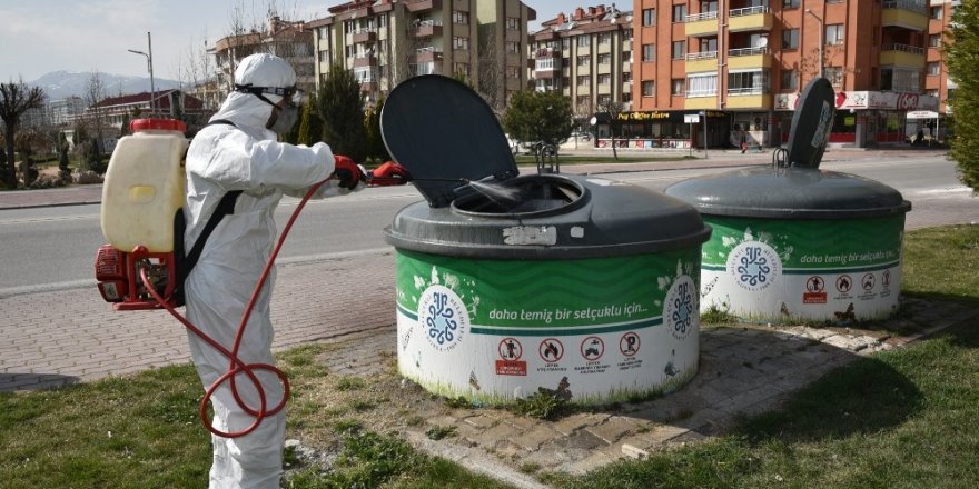 Selçuklu Belediyesi dezenfekte çalışmalarına aralıksız devam ediyor