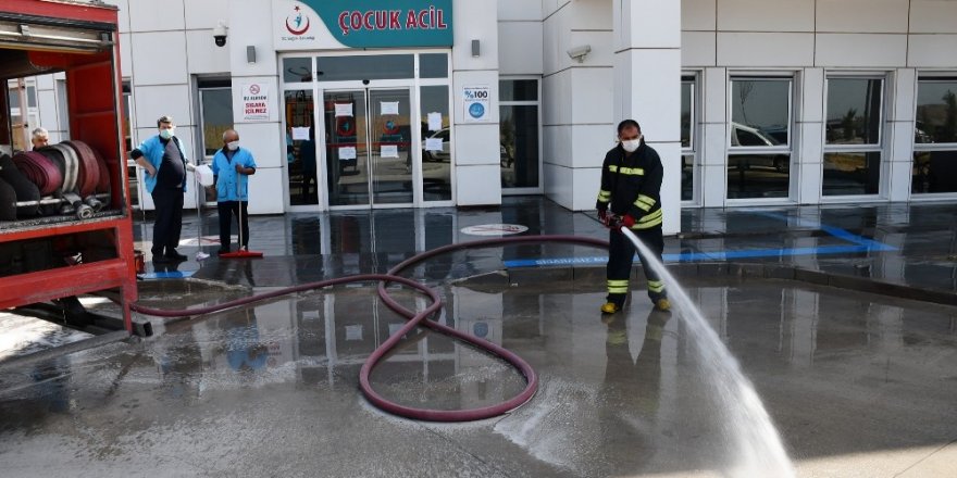 Aksaray’da itfaiye ekipleri hastane bahçesini dezenfekte etti