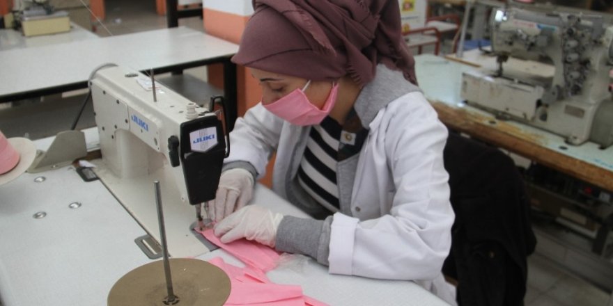 Beyşehir’de öğretmen ve meslek lisesi öğrencileri maske üretimine başladı