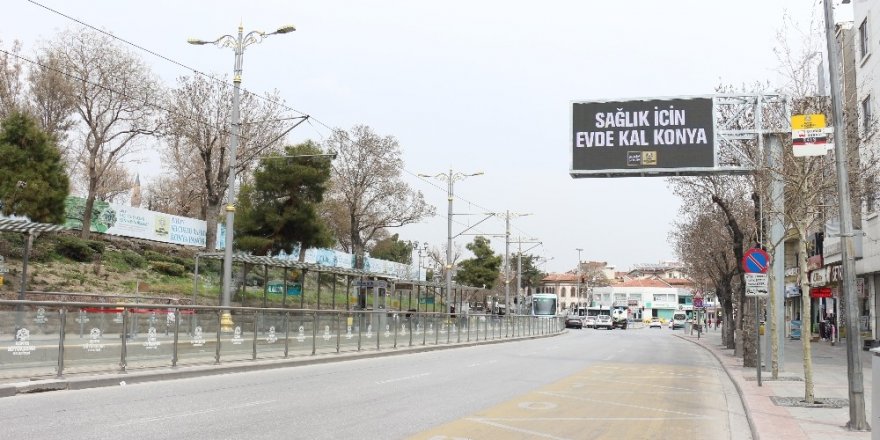 Konya trafik ışıklarında ve led ekranlarda ’evde kal’ çağrısı yapıldı