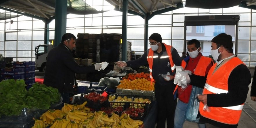 Akşehir’de maske ve eldiven dağıtımı