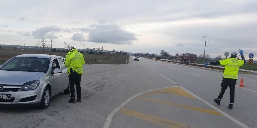 Kulu’da polisler ateş ölçümü yaptı, uyarılarda bulundu