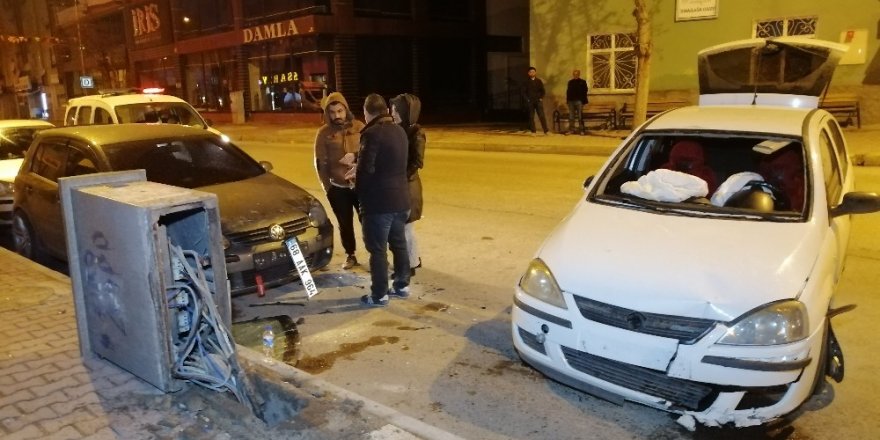 Alkollü sürücü önce otomobile, sonra elektrik panosuna çarptı