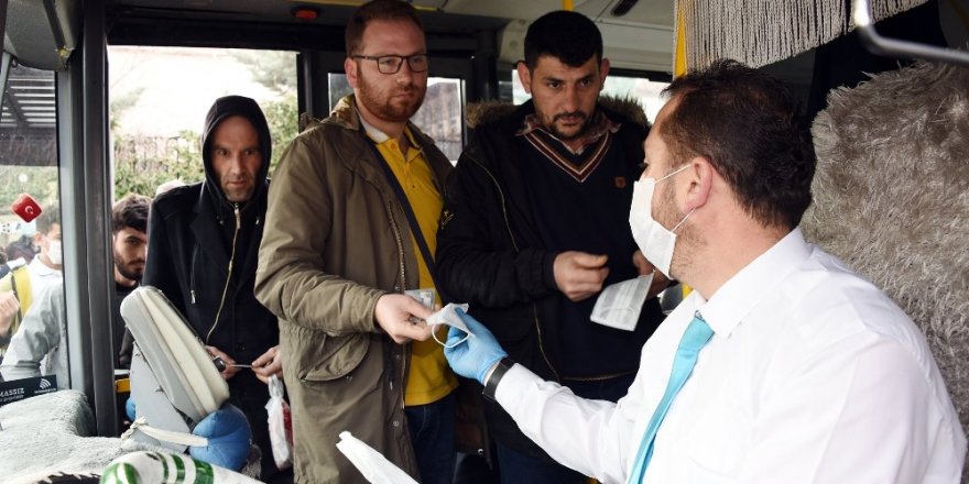 Konya Büyükşehir toplu ulaşımı kullanan yolculara maske dağıttı