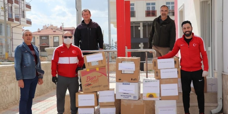 Karaman’da antrenörlerden sokağa çıkamayan yaşlılara gıda paketi yardımı