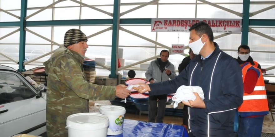 Akşehir Belediyesi maske ve eldiven dağıtımını sürdürüyor