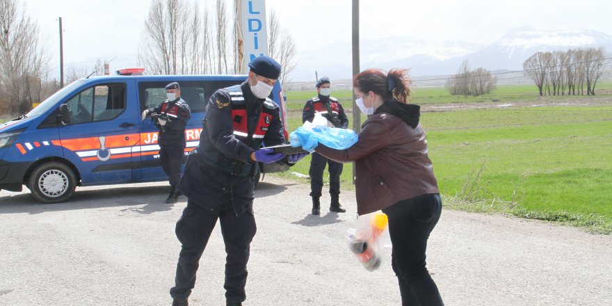 Karantinadaki mahallede kadınlardan jandarmaya pasta börek ikramı