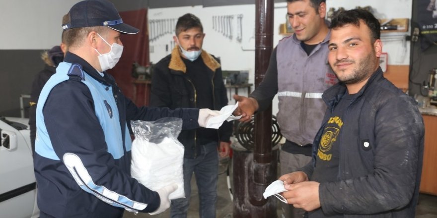 Karaman Belediyesi, sanayi esnafına maske dağıttı