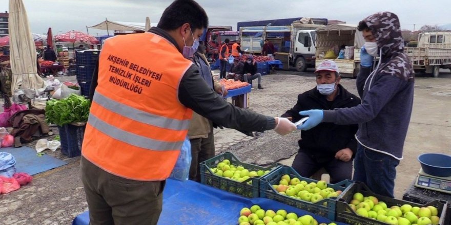 Akşehir Belediyesi pazarda maske dağıttı