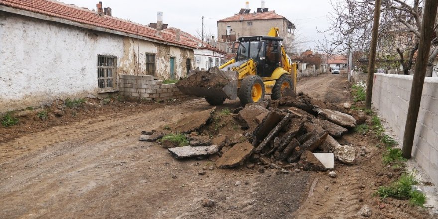 Karaman’da kaldırım ve asfalt çalışmaları devam ediyor