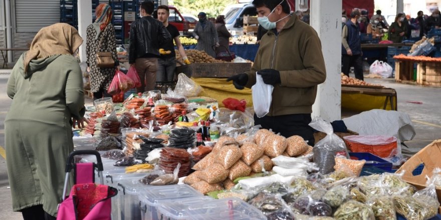 Selçuklu Belediyesinden pazarda sosyal mesafe denetimi