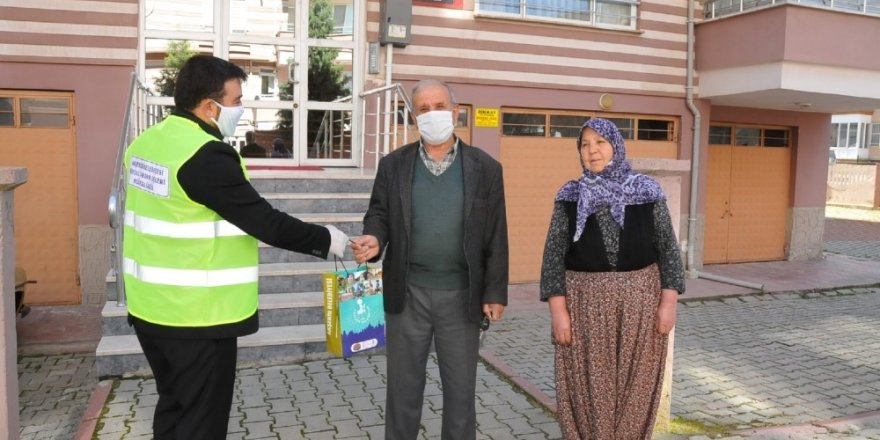 Akşehir Belediyesinden şehit ve gazi ailelerine maske