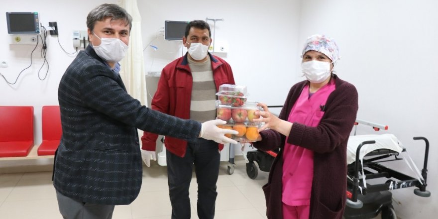Aksaray’da sağlıkçılara meyveli moral desteği