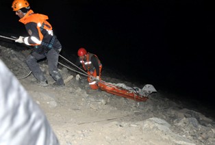 Uçuruma Düşen Otomobil Sürücüsünün Cesedi 8 Saatte Çıkarıldı