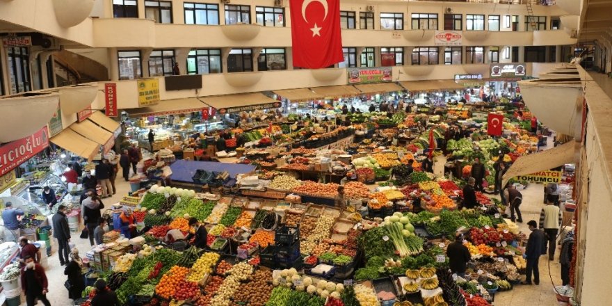 Konya’nın asırlık çarşısında maske takma ve sosyal mesafe kuralına uyuluyor