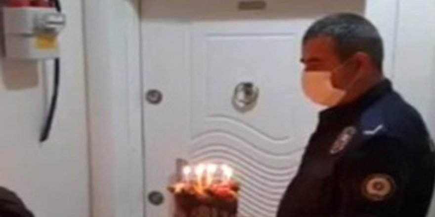 Evden çıkamayan çocuğa polisten doğum günü sürprizi