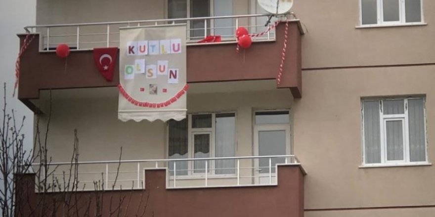 Çocuklar 23 Nisan coşkusunu evlerinde ve balkonlarda yaşıyor