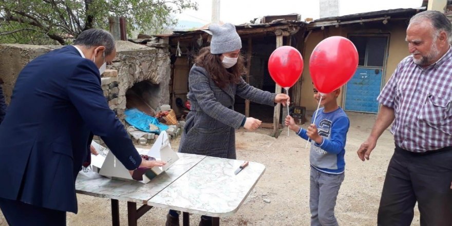 Kaymakamdan 23 Nisan’da doğan öğrenciye sürpriz ziyaret