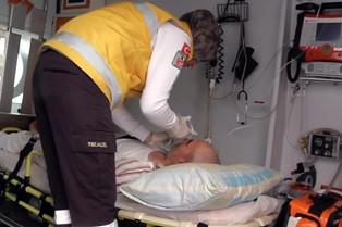 Yaşlı çift sobadan sızan gazdan zehirlendi