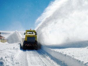 Sulu kar nedeniyle direkler yıkıldı