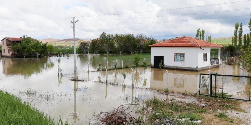 Aksaray’da sulama kanalı patladı, tarla ve evler sular altında kaldı