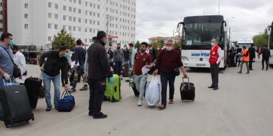 Karaman’da karantina süresi dolan 483 kişi çam fidanlarıyla uğurlandı