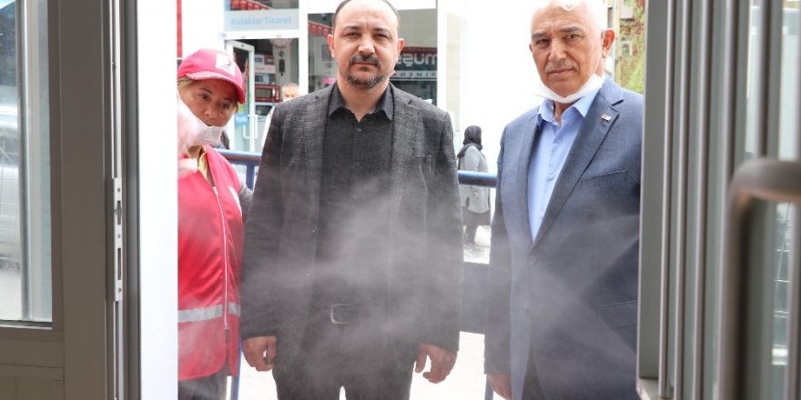 Aksaray Kızılay’da vatandaşlar dezenfektan kabininden geçiriliyor