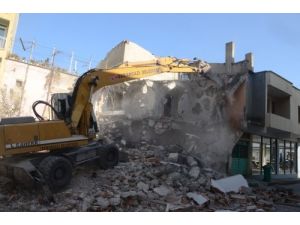 Osmangazi Belediyesi İki Kaçak Binayı Yıktı