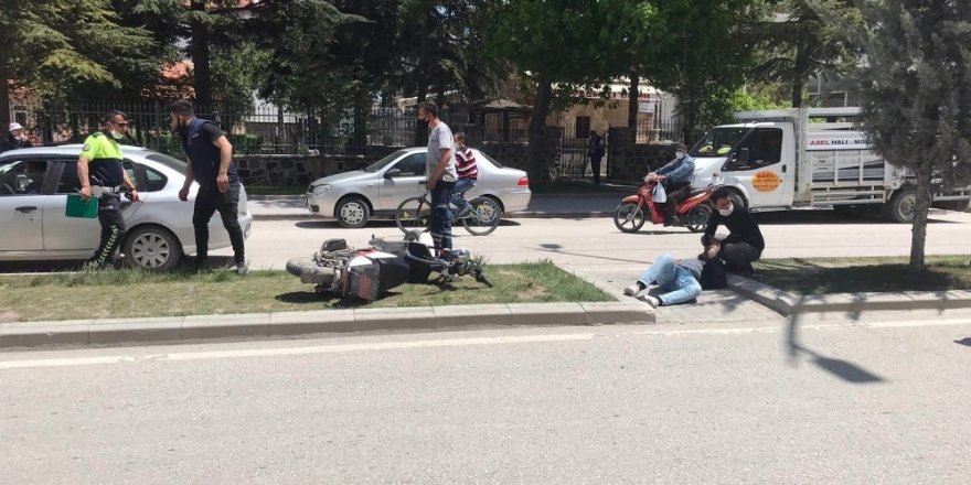 Otomobilin çarptığı elektrikli bisiklet sürücüsü yaralandı