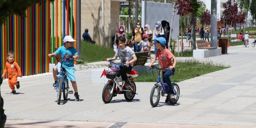 Aksaray’da sokağa çıkan çocuklar doyasıya eğlendi