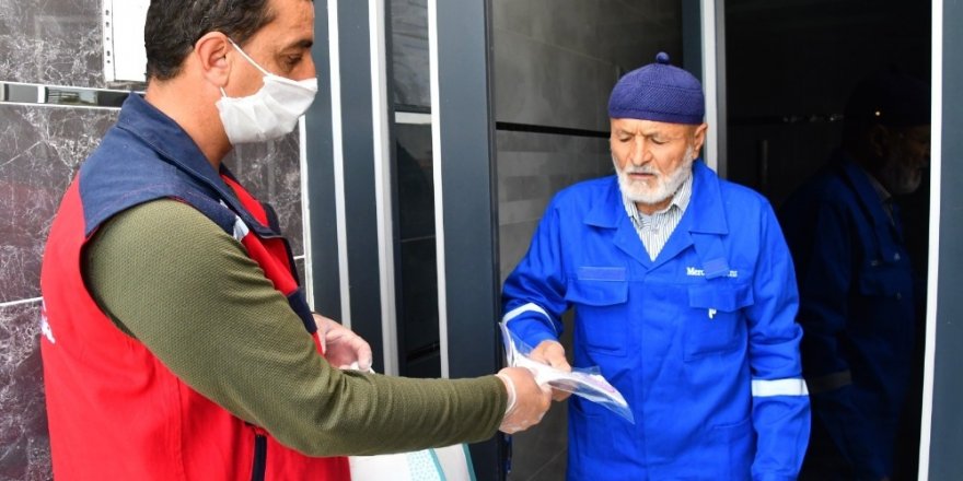 Aksaray Belediyesi ücretsiz maske dağıtıyor