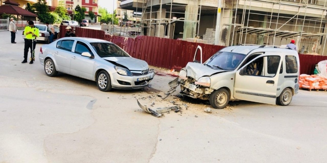 Konya’da iki otomobil çarpıştı: 3 yaralı