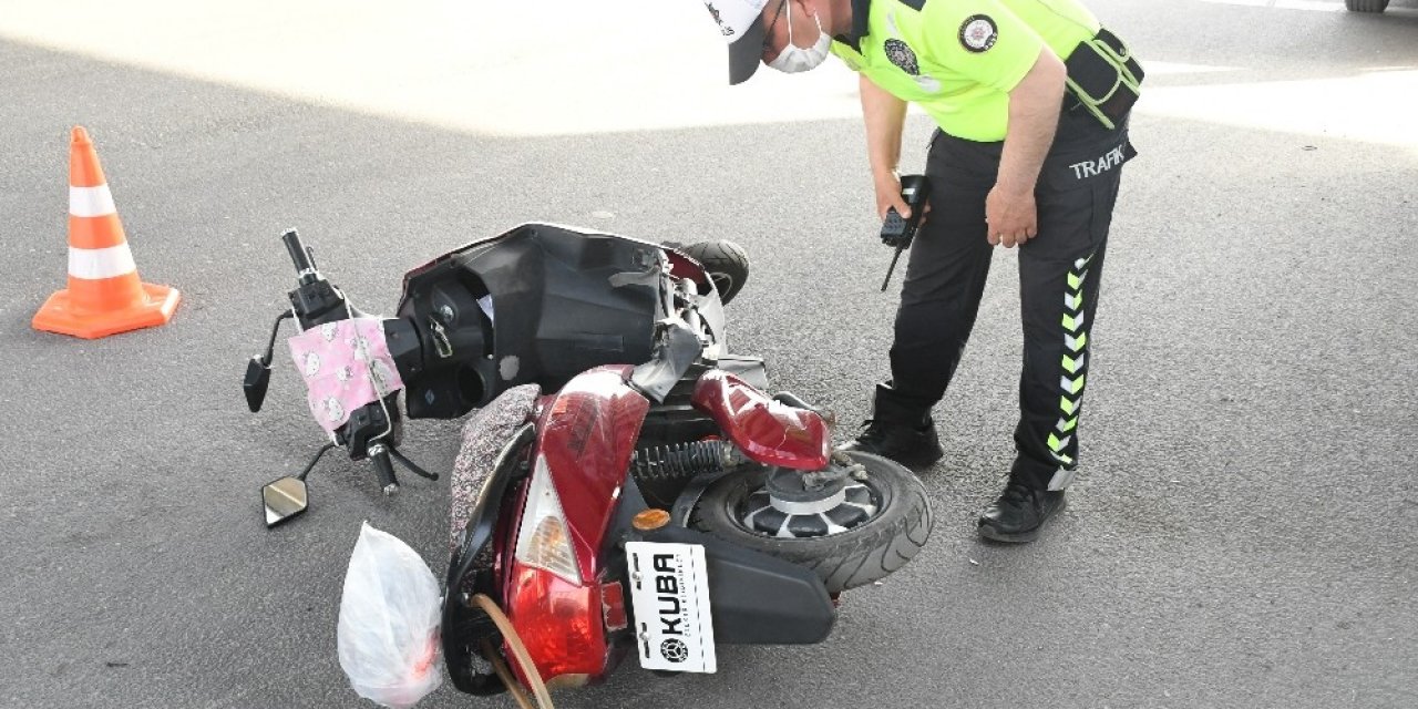 Hafif ticari araç elektrikli motosiklet çarpıştı: 1 yaralı