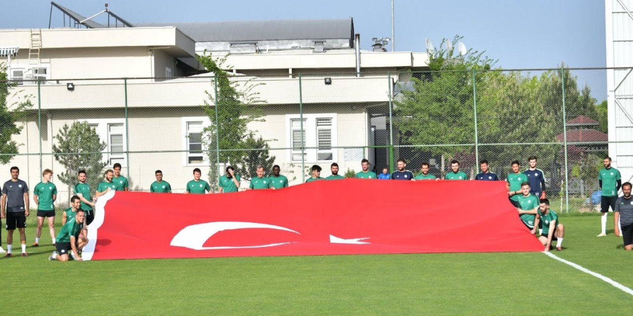 İttifak Holding Konyaspor’dan dev bayraklı antrenman 
