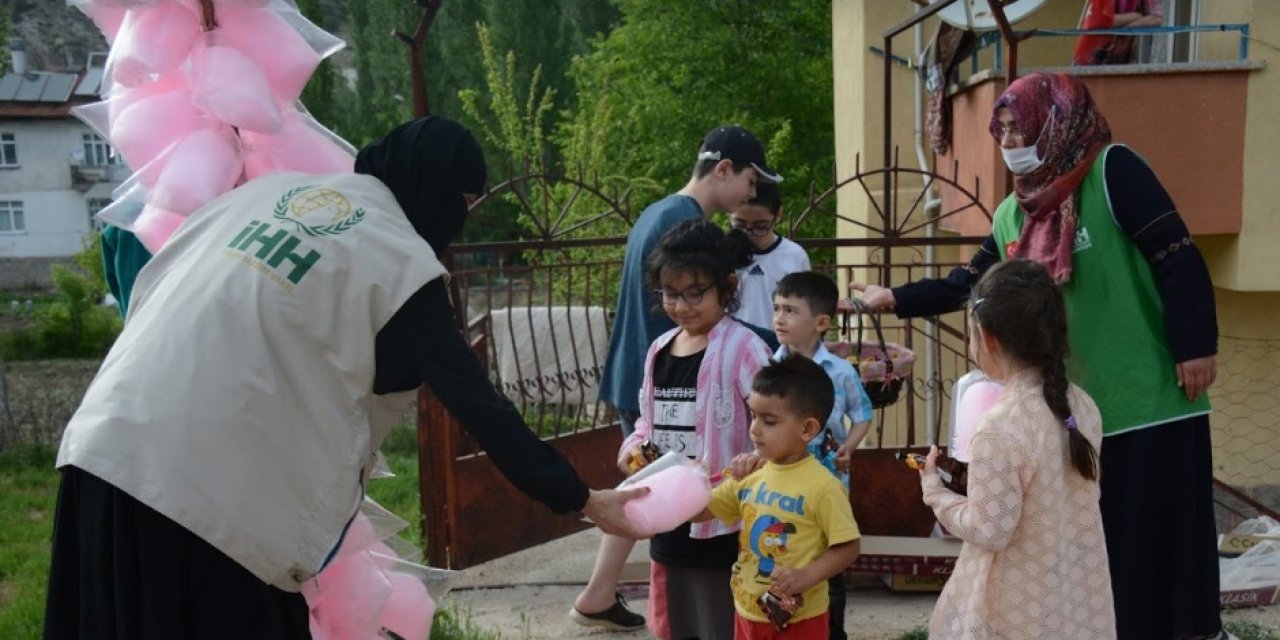 Çocuklara pamuk şeker sürprizi