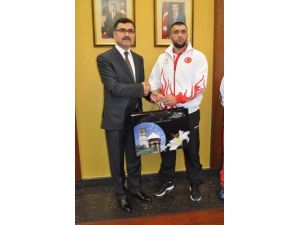 Balıkesir Valisi Turhan Akdeniz Olimpiyatları'nda Madalya Alanları Ödüllendirdi