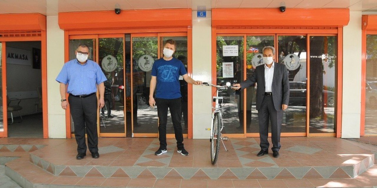 Konya Akşehir'de düzenlenen yarışmada kazananlar bisikletlerini teslim alıyor