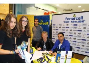 Fenerbahçe'nin Yıldız Futbolcuları Taraftarla Buluştu