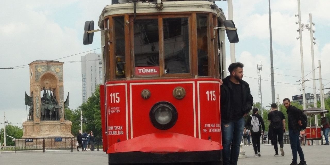 Nostajlik tramvay İstiklal Caddesi’nde yeniden seferlere başladı