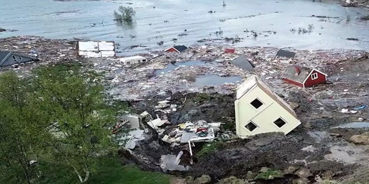 Norveç’te toprak kaydı! Evler saniyeler içinde suya gömüldü!