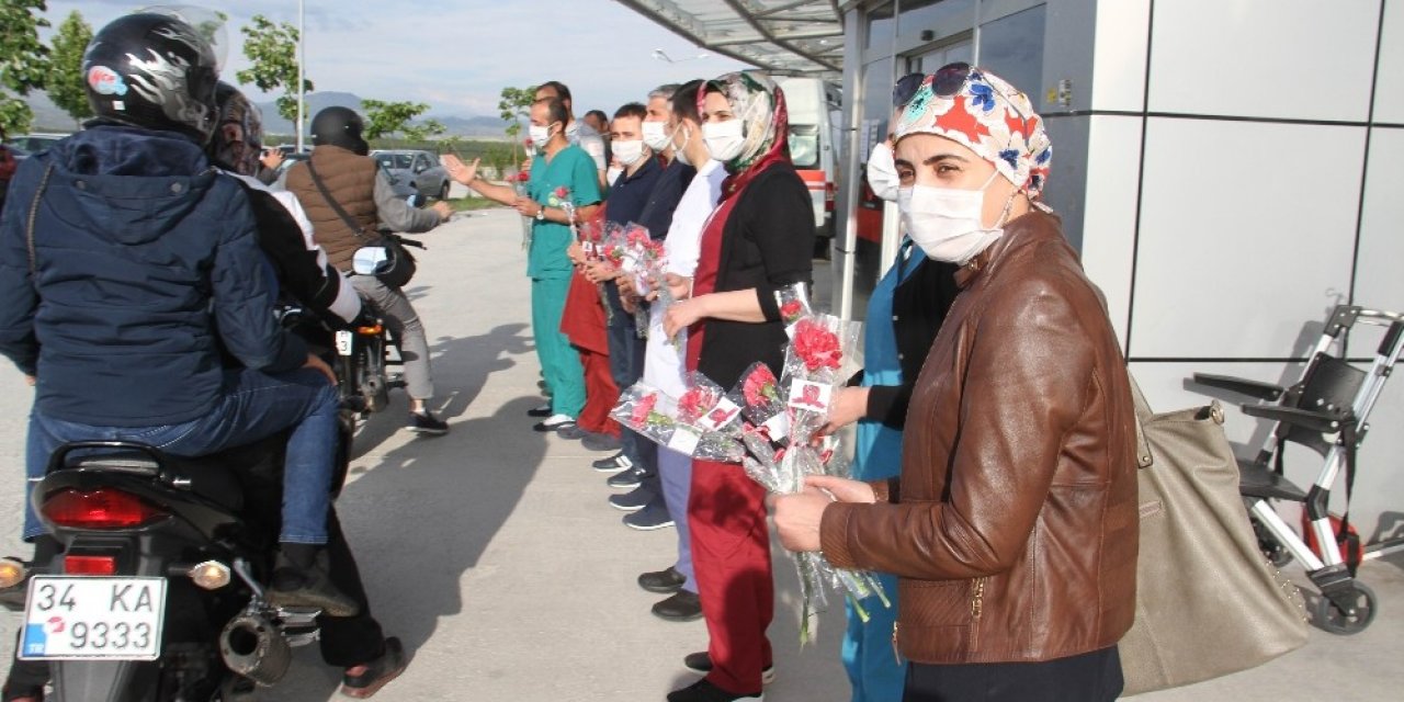 Konya'da motosiklet ve bisiklet tutkunlarından fedakar sağlık çalışanlarına çiçek