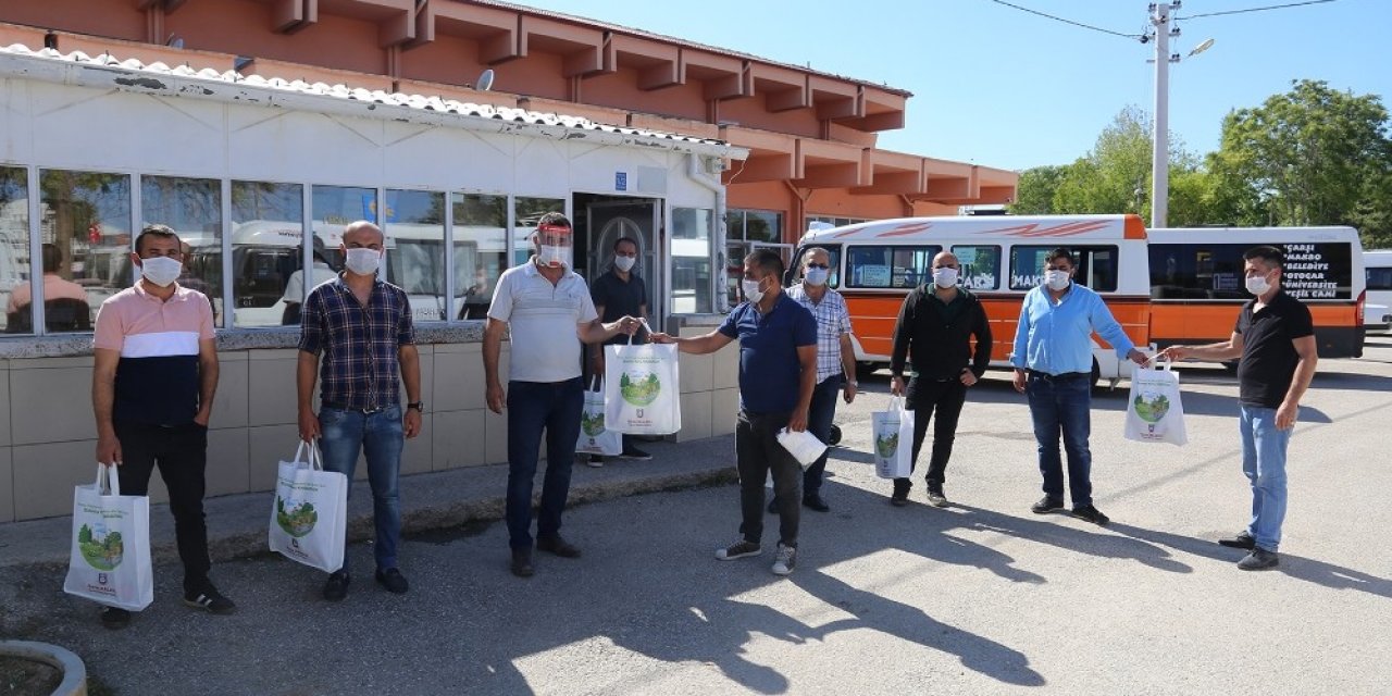 Karaman Belediyesinin esnafa koruyucu malzeme dağıtımı sürüyor