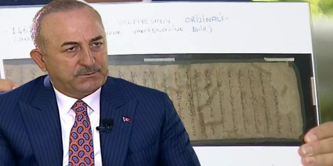 Mevlüt Çavuşoğlu, canlı yayında Ayasofya Camii'nin tapusunu gösterdi