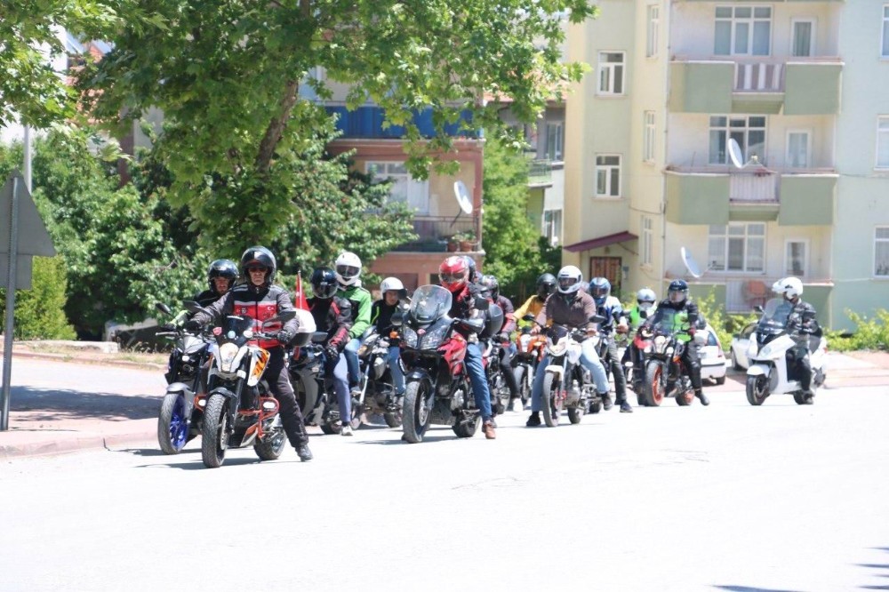 Konya'da motosiklet tutkunlarından jandarma teşkilatı için saygı sürüşü etkinliği