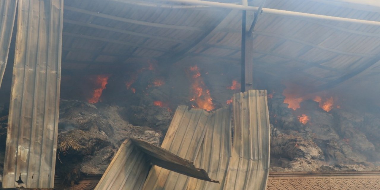 Aksaray’daki yem fabrikası ve yonca deposu yanmaya devam ediyor