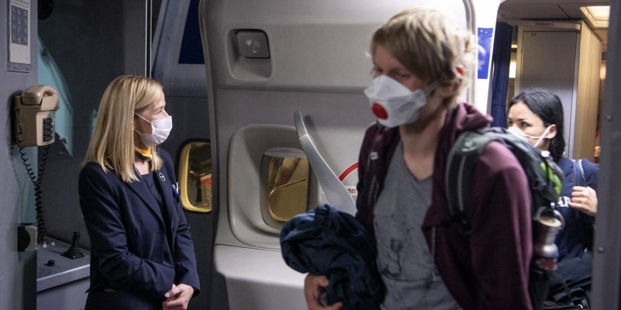 Maske takmayan yolcuyu uçaktan indirdiler