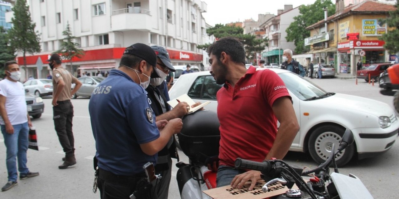 Beyşehir'de polis maske denetimi yaptı: 11 kişiye ceza yazıldı